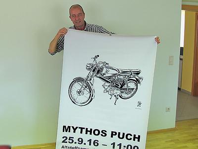 Bürgermeister Robert Schmierdorfer mit einem Poster zum 2016er „Mythos Puch“, darauf eine Puch VZ 50, gezeichnet von Chris Scheuer. (Foto: Martin Krusche)