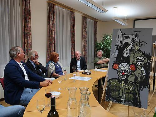 Kulturpolitische Debatte beim 2018er Kunstsymposion. Rechts ein Gemälde von Nikolaus Pessler. (Foto: Martin Krusche)