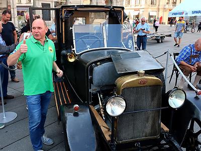 Gottfried Lagler vor dem einzigen erhaltenen Exemplar des Grazer D&U-Wagens. (Foto: Martin Krusche)