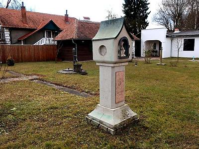 Ein ungewöhnlichs Gleisdorfer Beispiel: Dieser Tabernakelpfeiler steht gut sichtbar mitten auf einem Privatgrundstück, statt an der Grundstücksgrenzen. (Foto: Martin Krusche)