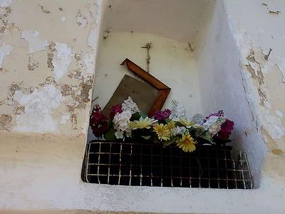 Winterdorf: Das Vergängliche und das Unverrottbare in einer gemeinsamen Nische. (Foto: Martin Krusche)