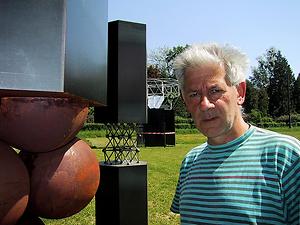 Hartmut Skerbisch in Gleisdorf zwischen einigen seiner Objekte.