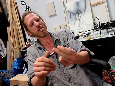 Künstler Niki Passath in seinem Atelier. (Foto: Martin Krusche)