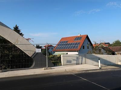 Die neue Brücke und die Mauer haben dieses Straßensegment grundlegend verändert. (Foto: Martin Krusche)