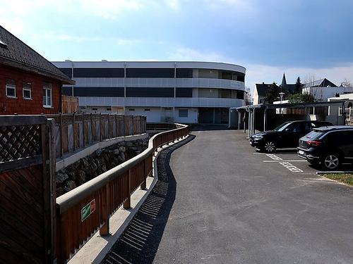 Der Fürstenfelderstraßen-Neubau mit dem regulierten Bachbett. (Foto: Martin Krusche)