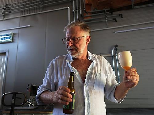 Bevor es angenehm kühl daherkommt, muß es unter kontrollierter Hitze gedeihen: Bierbrauer Tino Pölzer (Foto: Martin Krusche)