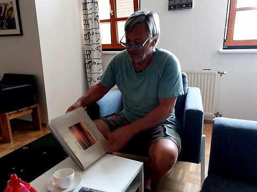 Debatte mit Richard Mayr: Welches Papier eignet sich in einem Buch für Fotografie. (Foto: Martin Krusche)