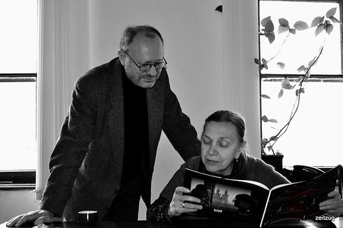 Petro Rychlo zeigt den Gedichtband ZeitZug einer Kollegin, Universität Czernowitz, Gedichtband zweisprachig Deutsch, Ukrainisch, ZeitZug: Czernowitz - Prag – Wien. Iryna Vikyrchak und Milena Findeis, Verlag Meridian Czernowitz 2011.