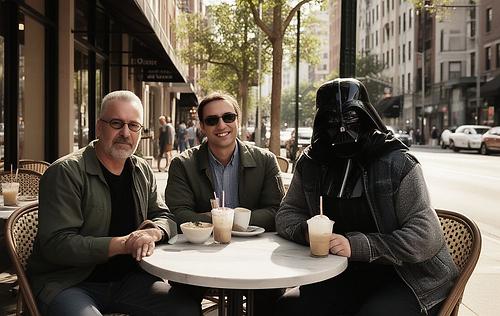 Zur Erinnerung an ein Treffen in Palo Alto, von links: Martin Krusche, Jürgen Kapeller und Darth Vader.