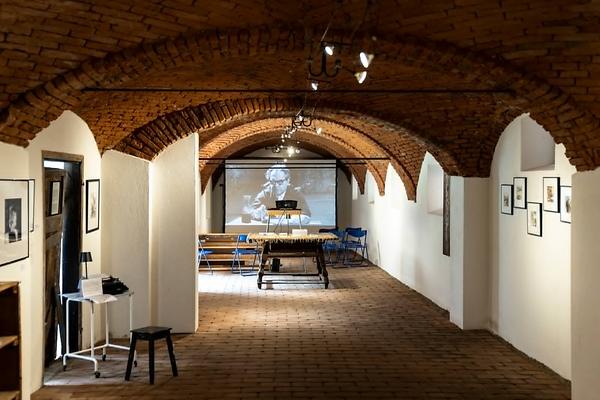 Links ein Ensemble von Siegi Kleindienst, am Ende des Raumes die Videoinstallation von Richard Mayr