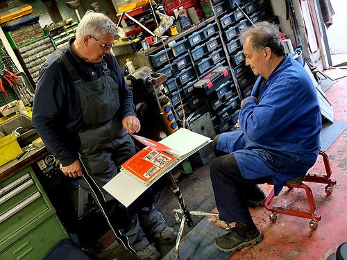 Die reale Werkstatt ist konkreter teil einer Wunderkammer: Manfred Haslinger (links) und Fredi Thaler.
