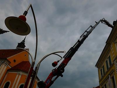 stets steckt eine maschinerie summend in der stadt.