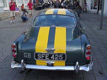 Ein Aston Martin DB4 mit Le Mans-Streifen. (Foto: Martin Krusche)