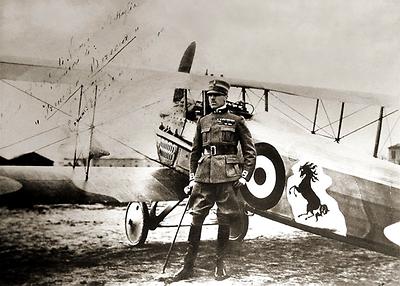 Die Quelle das Ferrari-Logos: Flieger-As Francesco Baracca bei seiner SPAD S.XIII. (Foto: Franks Valli, Public Domain)