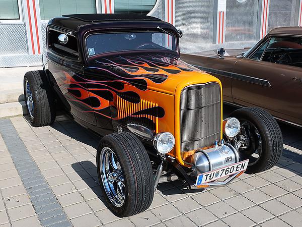 Ein ansehnlicher Nachbau des 1932er Ford. Flame Job und abmontierte Kotflügeln, außerdem das Häusel, nicht 'channeled', also über den Leiterrahmen abgesenkt, daher ein Prachtexemplar von 'High Boy', eine Ikone der Hot Rod-Kultur. - (Photo: Martin Krusche)