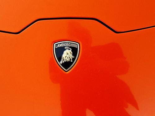 Auf der Motorhaube des Lamborghini Huracán.