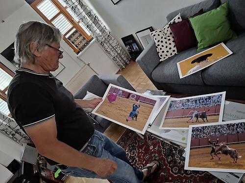 Richard Mayr bei der Auswahl der Corrida-Fotos.