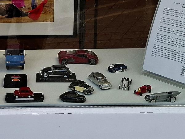 In der Mitte die Gruppe „Stromlinie“, rechts davon die Gruppe „Speed Demon“, links die Gruppe „Puch“.