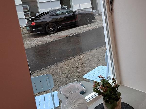 Der Roush-Mustang vor unserem Kulturraum.