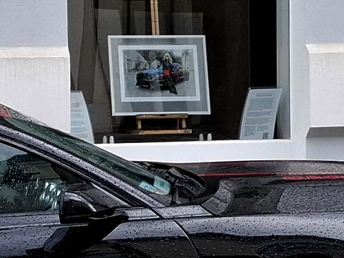 Der Wagen und das Foto. height=