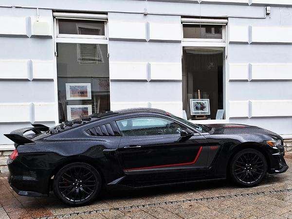 Der Roush-Mustang vor unserem Kulturraum.