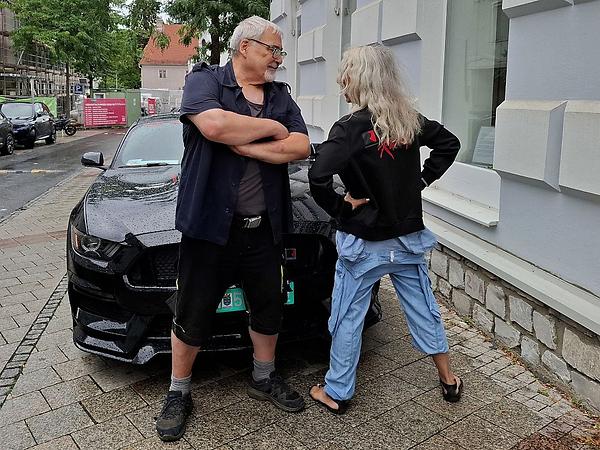 Ganz klar, ohne Pose läuft das nicht.