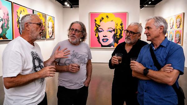 Vier ehrenwerte Gentlemen per KI mitten im Kunstdiskurs, ausgerechten in einer Warhol-Ausstellung. Von links: Jürgen Kapeller, Heimo Müller, Martin Krusche und Ewald Ulrich.