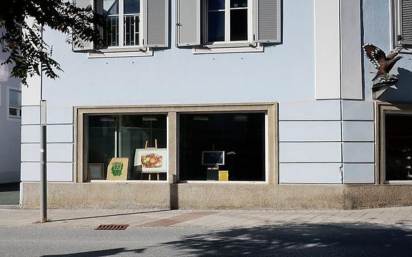 In der Gasse: die beiden Zeit.Raum-Fenster