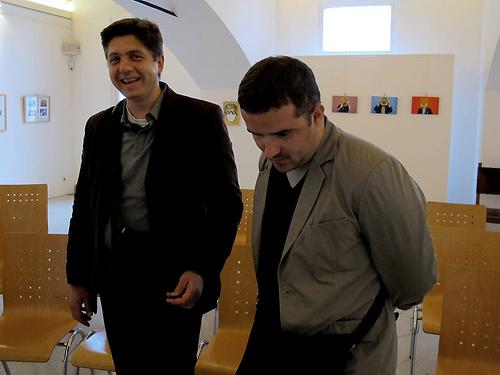 ‎Selman Trtovac (links) und Radenko Milak ‎am 13. ‎September ‎2013 im Gleisdorfer „Museum im Rathaus“.