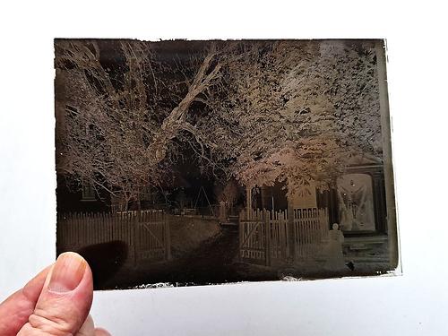 Bis zum Ende des 19. Jahrhunderts waren beschichtete Glasplatten für „Plattenkameras“ üblich. (Quelle: Sammlung Mayr)