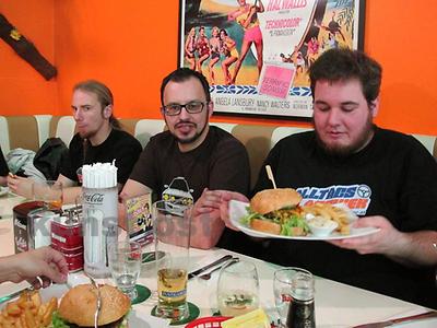 Wenn Michael Tieber (Mitte), Frontman der Youngtimer-Gruppe 'Alltagsklassiker', seine Crew zum Saisonauftakt an einen gemeinsamen Tisch ruft…