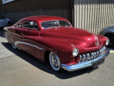 Klassisches Custom Car mit der Basis aus der Mitte der 1950er Jahre: Reisingers modifizierter Mercury.