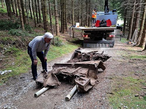 Puchianer Manfred Haslinger mit dem Wrack.