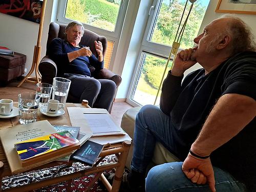 Richard Mayr (links) und Luis Siegl bei einer Projektbesprechung in Jennersdorf.