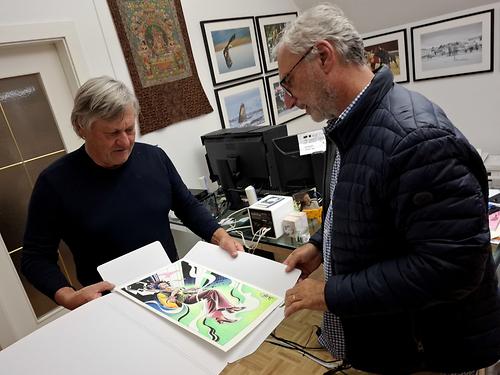 Richard Mayr (links) und Jürgen Kapeller mit einer Grafik von Chris Scheuer.