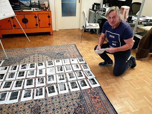 Fotograf Richard Mayr bei der Arbeit auf dem Weg zur Druckvorstufe des realen Buches.