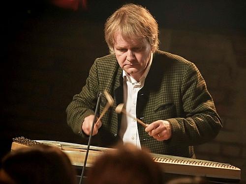 Sigi Lemmerer per KI: Da hat die Software „hammered dulcimer“ (für Hackbrett) bezüglich des Werkzeugs sehr wörtlich genommen.