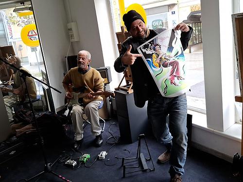 Chris Scheuer (links) und Tobi Scheuer mit der Grafik. height=