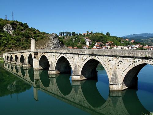 Die literarisch relevante Brücke über die Drina (Mehmed Paša Sokolović-Brücke)