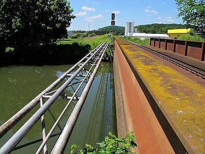 Die Eisenbahnbrücke wirkt wie aus dem Vollen gefräst.