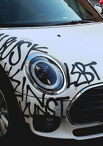 Mini Clubman mit Graffiti von Paul Busk