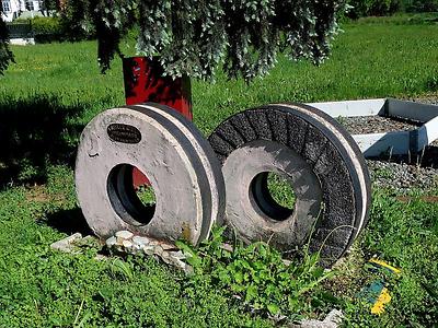 Mahlstein, Handmühle, Wassermühle... Hier der Grundstein und der Läufer aus der Mühlstein-Fabrikation Gyula Löffler (Szombathely).