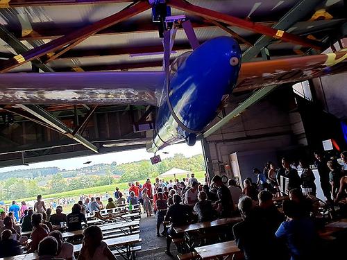 Hangar in Fest-Ausstattung.