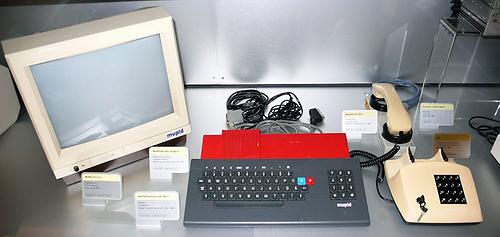 MUPID (von links): Monitor, Keybord mit Recheneinheit, Televon mit Akkstikkoppler.