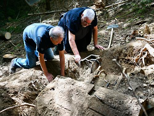 Fredi Thaler (links) und Martin Krusche bei den Grabungsarbeiten. (Foto: Gerald Paunger)