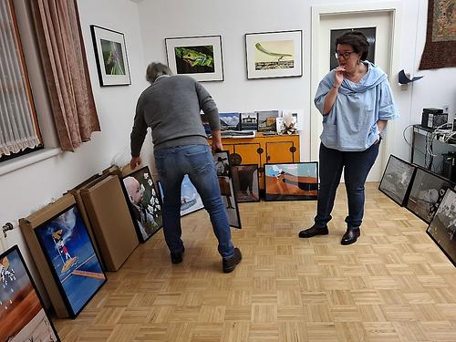 Richard Mayr und Martina Brandl in einer Debatte kuratorischer Fragen.