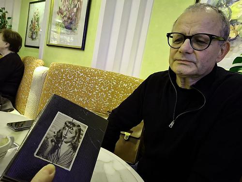 Wo etws brüchig ist, macht Rubey die Bruchstellen sanft sichtbar.