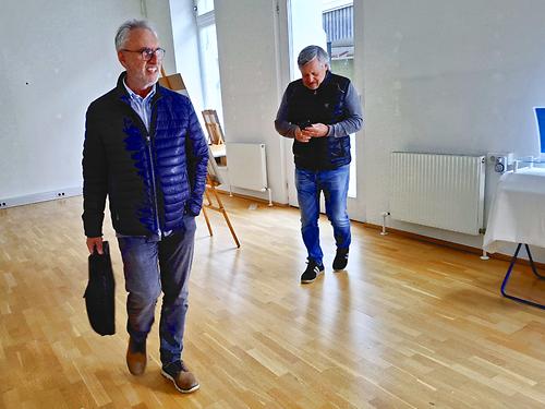 Science Fiction-Autor Jürgen Kapeller (links) und Fotograf Richard Mayr im „Kulturraum“.