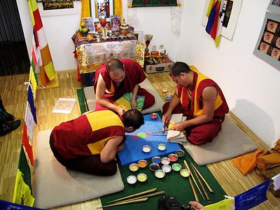 November 2012: Buddhistiche Mönche fertigen ein Sand-Mandala an.