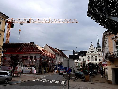 Anfang und Ende: Links Florianiplatz 1, rechts Florianiplatz 20.